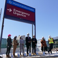 Des personnes posent sur le chantier des travaux d'agrandissement et de modernisation des urgences de l'Hôpital Saint-Boniface, à Winnipeg, le 26 avril 2022.