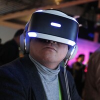 Des participants du CES essaient des casques de réalité virtuelle.