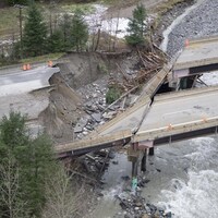 La portion qui rejoint la rive de deux tabliers à deux voies chacun d'un pont qui enjambe une rivière sur la route Coquihalla sont complètement effondrés.