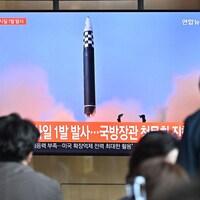 Des gens regardent une télévision qui montre les images d'un missile nord-coréen.