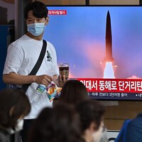 Un bulletin d'information diffusé dans une gare de trains sud-coréenne informe les téléspectateurs du tir de missile effectué par la Corée du Nord. 