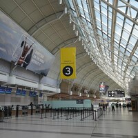 L'aéroport international Pearson de Toronto presque vide de voyageurs.