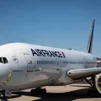 Un avion d'Air France posé à l'aéroport Charles-de-Gaulle de Paris.
