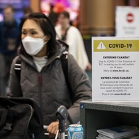 Une passagère masquée à l'aéroport de Vancouver.