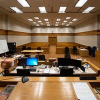 Une salle d'audience de la Cour provinciale de la Colombie-Britannique vue de haut depuis le fauteuil du juge.