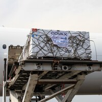 Une énorme boîte sortie d'un avion-cargo.