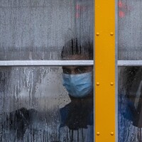 Un élève masqué dans un autobus.