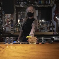Kristy Boynton sert un cocktail au Horseshoe Tavern, à Toronto.