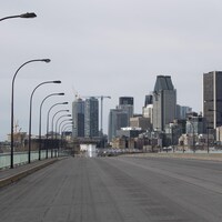 Vue du centre-ville de Montréal au printemps et d'un pont désert.