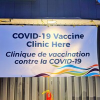 Un panneau devant une clinique de vaccination.