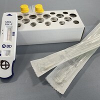 Un ensemble pour effectuer un test de dépistage de la COVID-19, dans une pharmacie de Winnipeg le 13 décembre 2021.