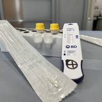 Un ensemble pour effectuer un test de dépistage de la COVID-19, dans une pharmacie de Winnipeg le 13 décembre 2021.