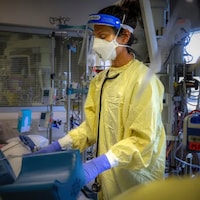La Dre Ayesha Khory porte des équipements médicaux de protection.