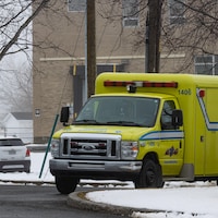 Les ambulanciers attendent patiemment près de l'hôpital. 