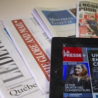 Journaux divers : une tablette affichant La Presse +; le National Post; The Globe and Mail; Le Devoir; The Gazette et Le Journal de Montréal.