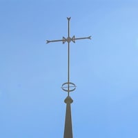 La croix catholique au sommet de l'église Marie-Immaculée de Sept-Îles.