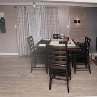 Une vue d'ensemble de la salle à manger du domicile de Mario Lafontaine.
