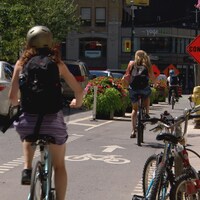 des vélos sur une piste cyclable de Toronto