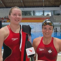 Danielle Dorris de Moncton (à gauche) accompagnée de Camille Bérubé, de Gatineau (à droite). Les deux athlètes ont nagé à Madère, au Portugal.