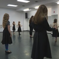 Des enfants entre 9 et 11 ans qui dansent dans un studio.