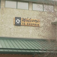 Un bâtiment sur lequel il est inscrit en anglais, bienvenue à Dauphin.