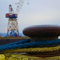 Une grue sur un des quais au chantier Davie