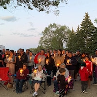 Des dizaines de personnes se sont rassemblées au parc Chief Whitecap pour une veillée à la bougie en faveur de Dawn Walker et de son fils Vinnie Jansen.