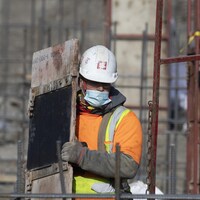 Un ouvrier portant un masque sur un chantier.