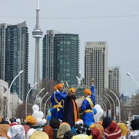 Un défilé avec le centre-ville de Toronto et la Tour CN en arrière-plan