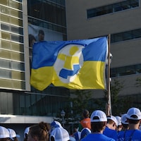 Le drapeau de la délégation de l'Est-du-Québec, lors de l'arrivée des athlètes à Laval.