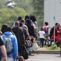 Des demandeurs d'asile aux Services frontaliers du Canada à Lacolle.