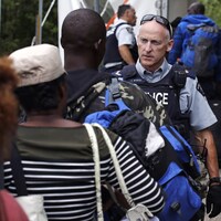 Un employé de la Gendarmerie royale du Canada (GRC) accueille des demandeurs d'asile à la frontière canado-américaine à Saint-Bernard-de-Lacolle.