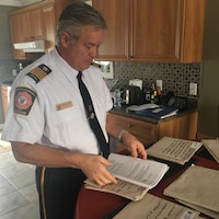 Denis Savoie, ex-chef pompier et directeur de la sécurité publique de Tracadie, affirme qu'il a des preuves qui montrent des anomalies administratives et financières dans la gestion du service municipal d'incendie
