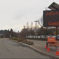 Une pancarte lumineuse indique la présence de la clinique de dépistage.