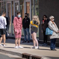 Une file de personnes sur le trottoir.