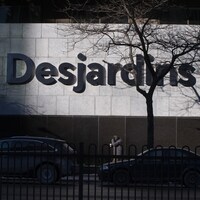 Le logo de Desjardins apparaît sur un édifice.