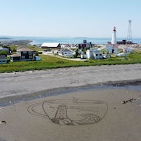 Un dessin sur une plage près du phare, à Pointe-au-Père.