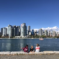 Tours du centre-ville, et enfants assis au bord de l'eau