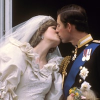 Le prince Charles et Diana s'embrassent sur le balcon du palais de Buckingham après leur mariage en 1981.