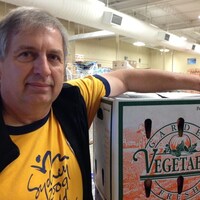 Volker Kromm pose avec une boite de carottes.