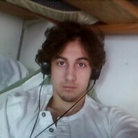Djokhar Tsarnaev fixe la caméra avec des écouteurs sur les oreilles. 