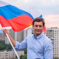 Dmitri Goudkov tient un drapeau russe dans ses mains.