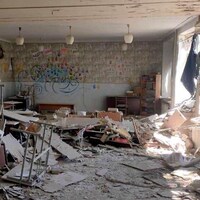 Une salle de classe dont un des murs a été anéanti par une explosion.