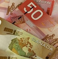 Des billets canadiens de 50 et de 100 $.