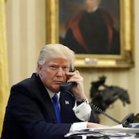 Donald Trump parle au téléphone dans le bureau ovale.  