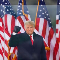 Donald Trump a le poing fermé levé en l'air. 