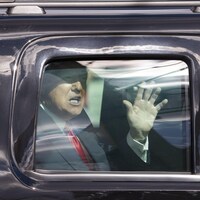 Donald Trump salue la foule de la main, derrière la vitre d'une voiture, à son arrivée à Mar-a-Lago, en Floride.