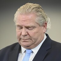 Le premier ministre Doug Ford, les yeux baissés.