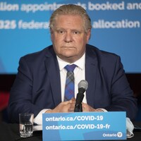 Doug Ford en conférence de presse.