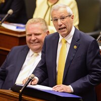 Le ministre en chambre parle aux côtés du premier ministre Doug Ford.